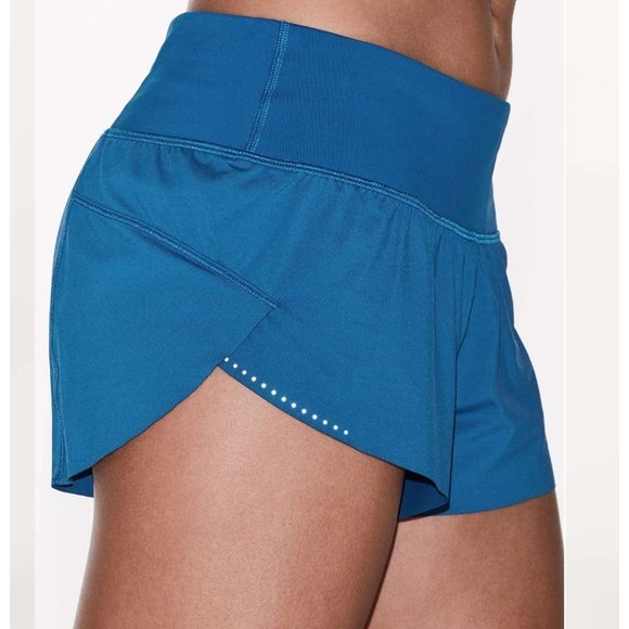 lululemon athletica Pants - Lululemon Chase Me Short 2.5" Size 8 Activewear Workout Running